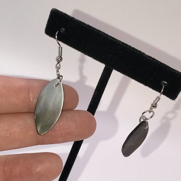 Black Lip Shell Dangle Earrings - Picture 3 of 6